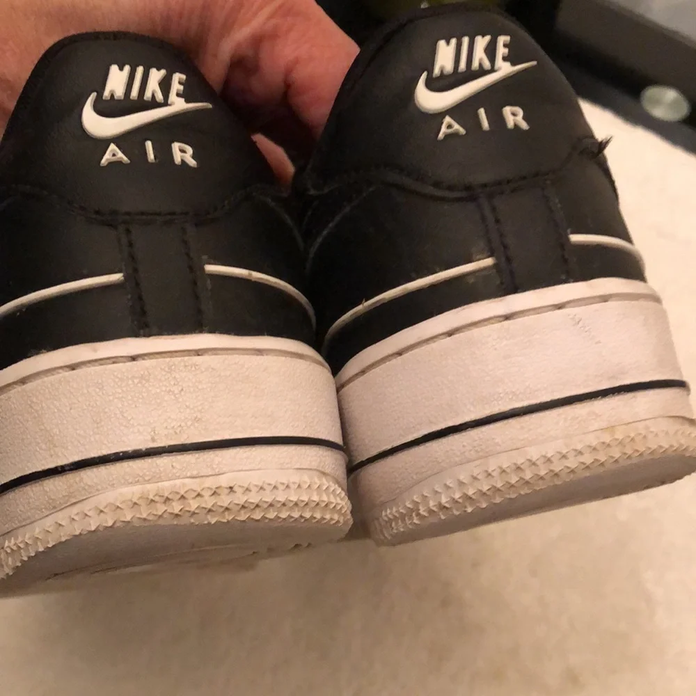 NIKE AIR FORCE 1 LV8 BLACK/ WHITE RUNNING SNEAKERS MENS-BOYS (TEENS) SIZE 5.5
